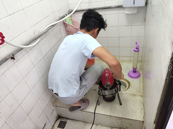 城东管道堵塞冒臭气 专业师傅现场解决问题