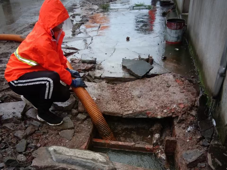 城东专业清理污水池 炜誉市政以规范流程守护城市 “肠道”